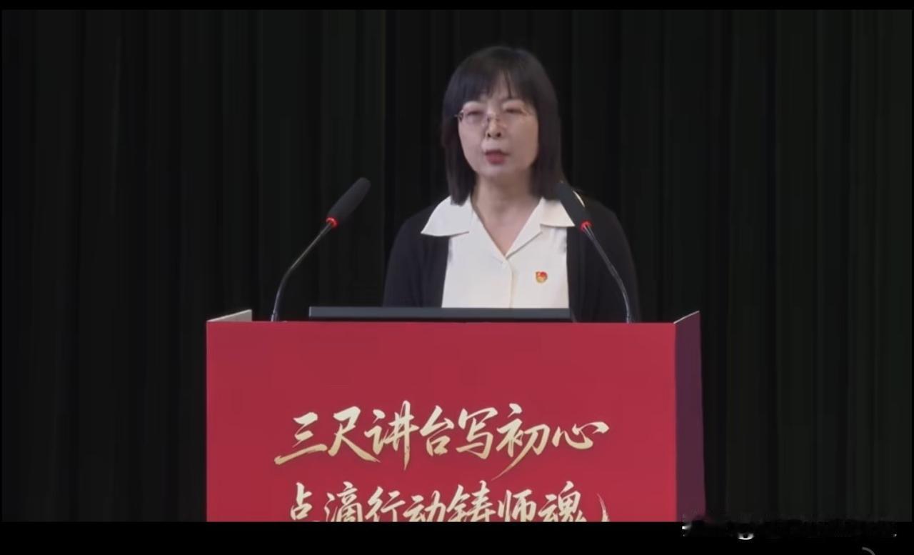 大连市普兰店区特殊教育中心教师吕艳。从事特殊教育25年，她始终担任培智班班主任。