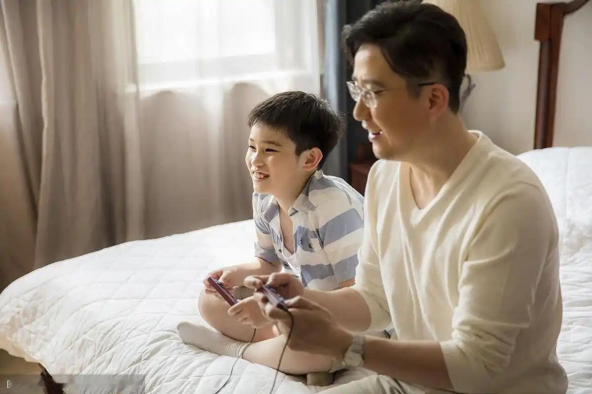 陪老爸儿子玩游戏：从被骂到被带飞，这就是亲情
最近跟几位老伙计聊天，都愁着跟小辈