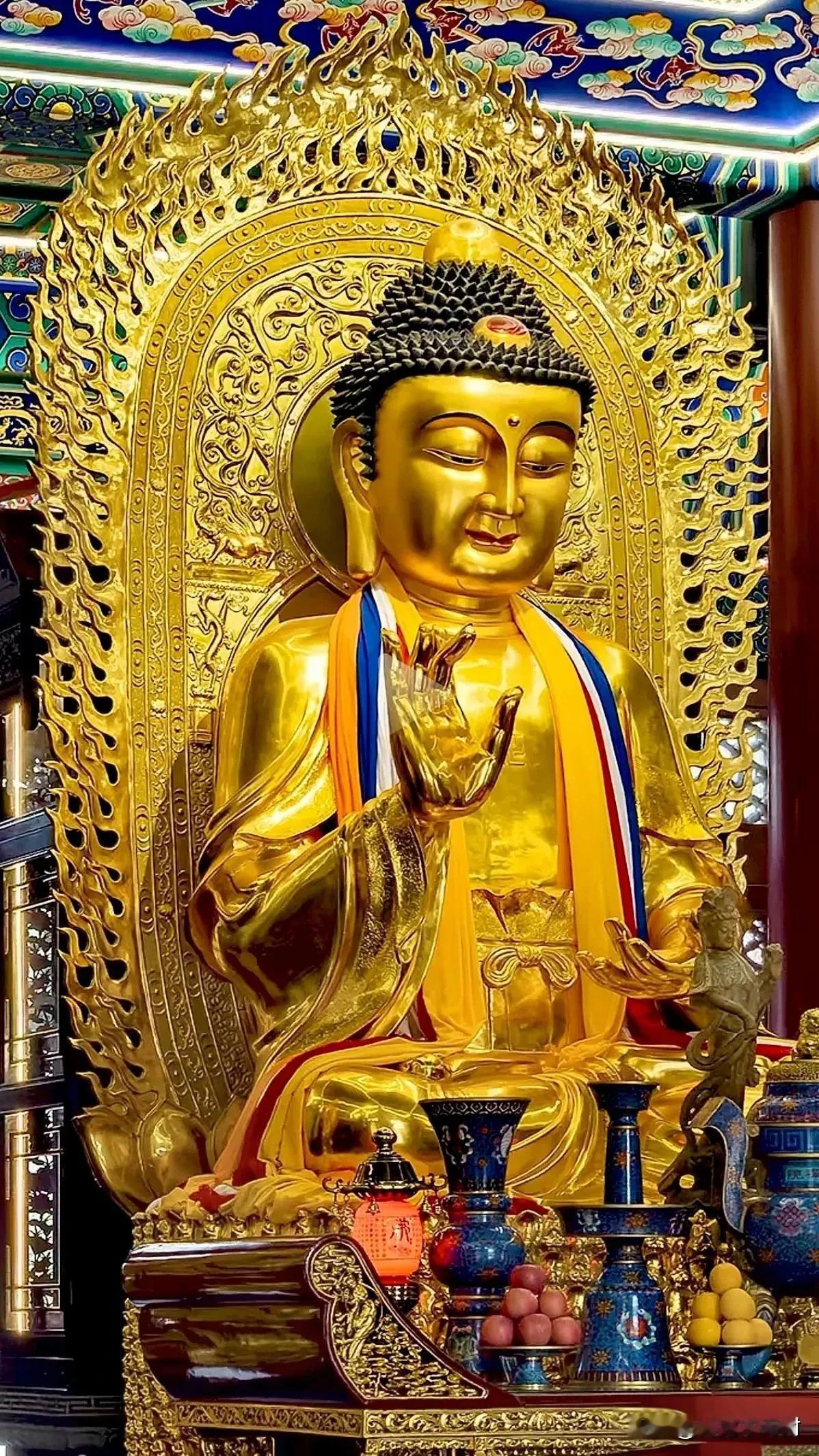 天津大悲禅院｜世尊抬手，予人一份心安
 
走进天津大悲院，大雄宝殿内这尊释迦牟尼