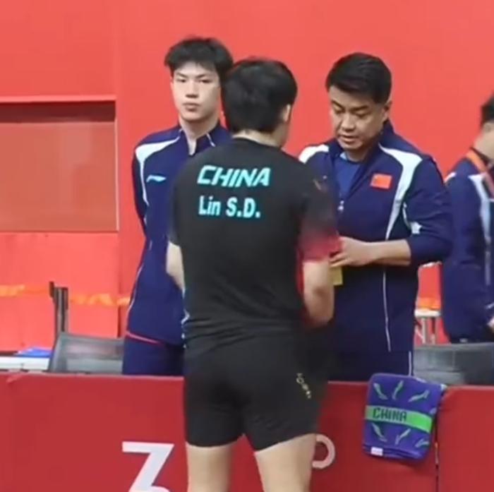 林诗栋混双3-0淘汰奥运亚军！王皓灵魂拷问生效 王楚钦为石头辩护超暖
北京时间9