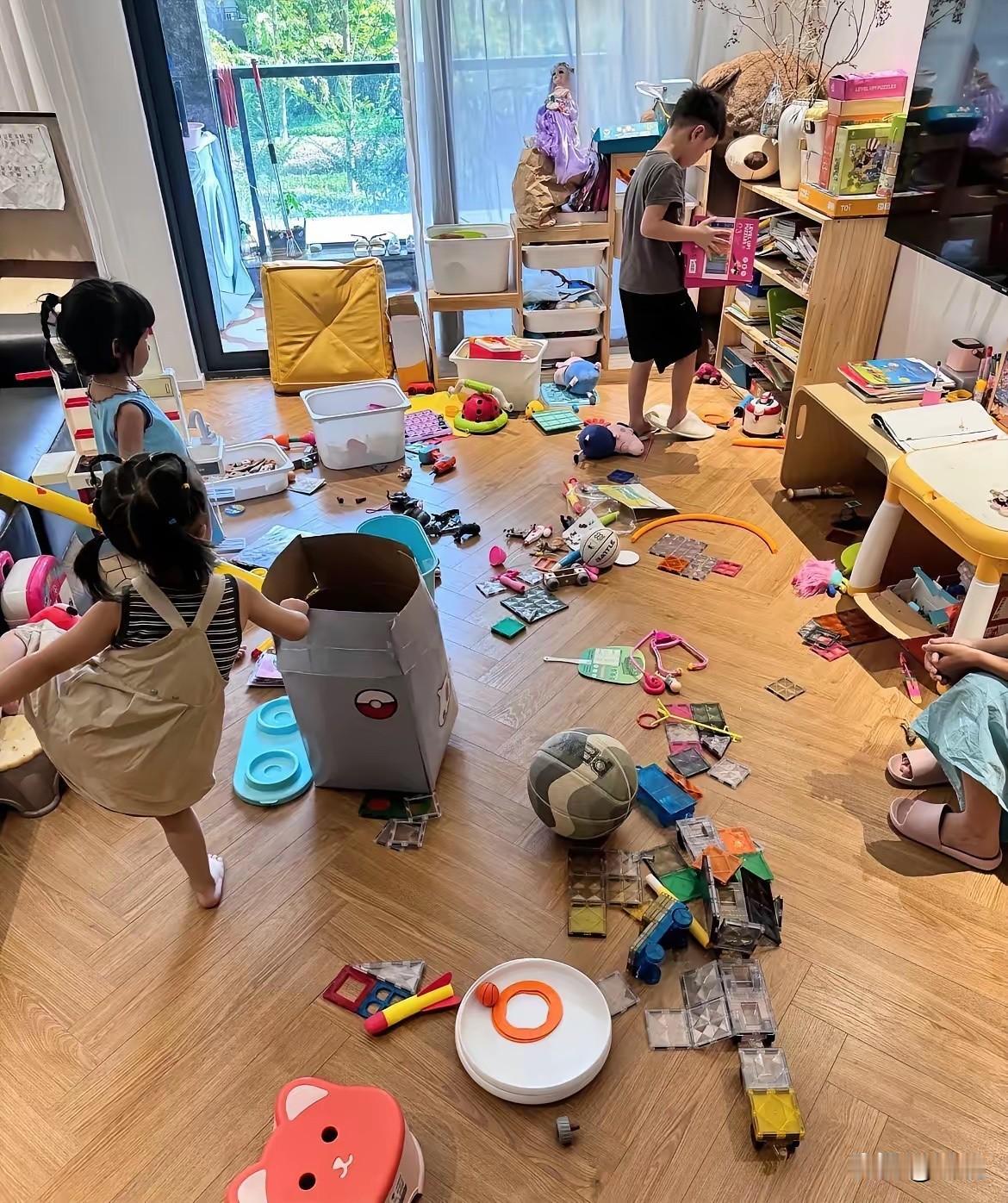 小孩子才喜欢暑假，大人一个头两个大…