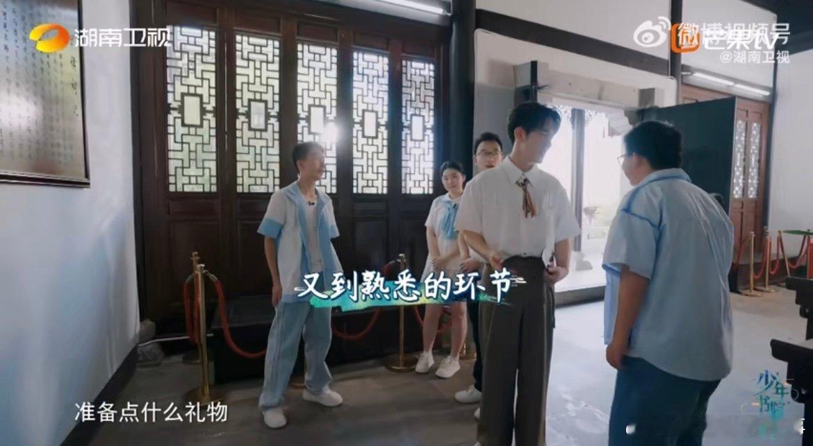 14岁少年游石鼓书院给诸葛亮送核桃 千年前“食少事多”的遗憾，被少年用两枚核桃轻