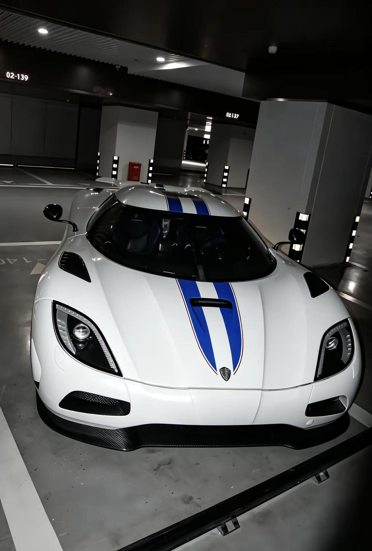 沉睡在地库的北欧幽灵 Koenigsegg Agera R，国内最美的一台白色蓝