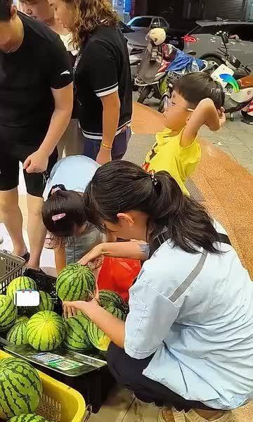 6月9日，郭先生驾驶卡车载着约2500斤的西瓜从江西来到广州南沙区大岗镇，在路边