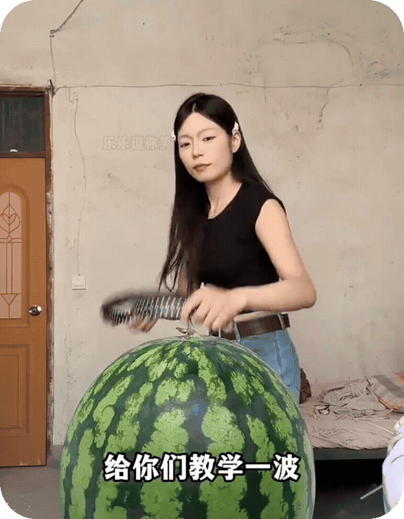 这算是教学失误吧？那也不至于抽自己的脸啊！
　　看了好几遍，没看明白她到底在教啥