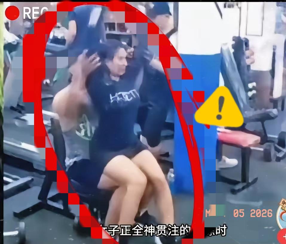 女子坐在教练腿上锻炼！她老公抱着襁褓中的孩子突然出现在她面前。男子伸手对着她的脸