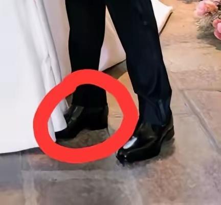 何猷君这小心思，藏得真严实啊！不仔细放大看都不知道，他的皮鞋后跟竟然这么高，里面