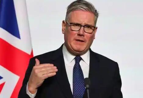 英国首相一句话，直接扔向了全世界。他说，中国，是世界三大强国之一。这话不是私下说