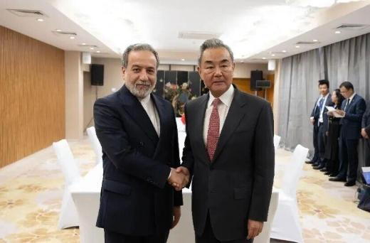 伊朗副外长紧急抵京求救！
美国两天后放话威胁中国“不站队就是敌人”，咱们硬生生憋
