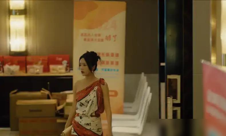 扯一块巴掌大的丝巾死死勒在腰间当短裙，你换个正常人上去走两步，肚子上的肥肉早就顶