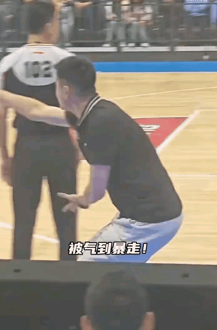 当初，杜峰情急之下，肘击了胡明轩一把，某些广东队的黑粉们，像是闻到血腥味的鲨鱼，