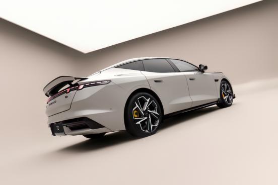 过几天在北京车展上开启预售的领克10绝对是个狠角色。很多人担心的续纯电续航焦虑，