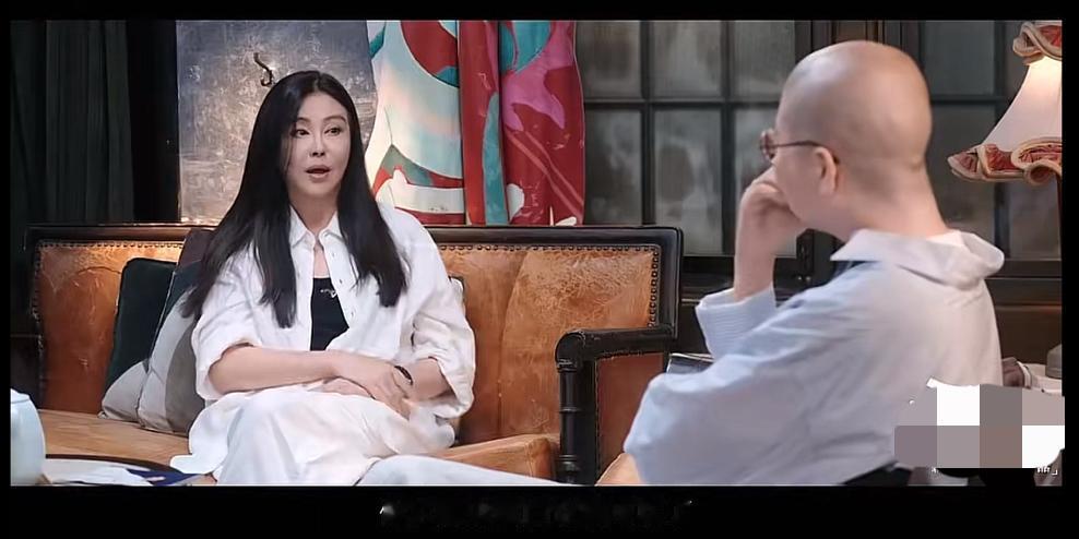王祖贤多年来隐居生活告一段落，

她终于再次出现在镜头前敞开心扉，

披露自己的