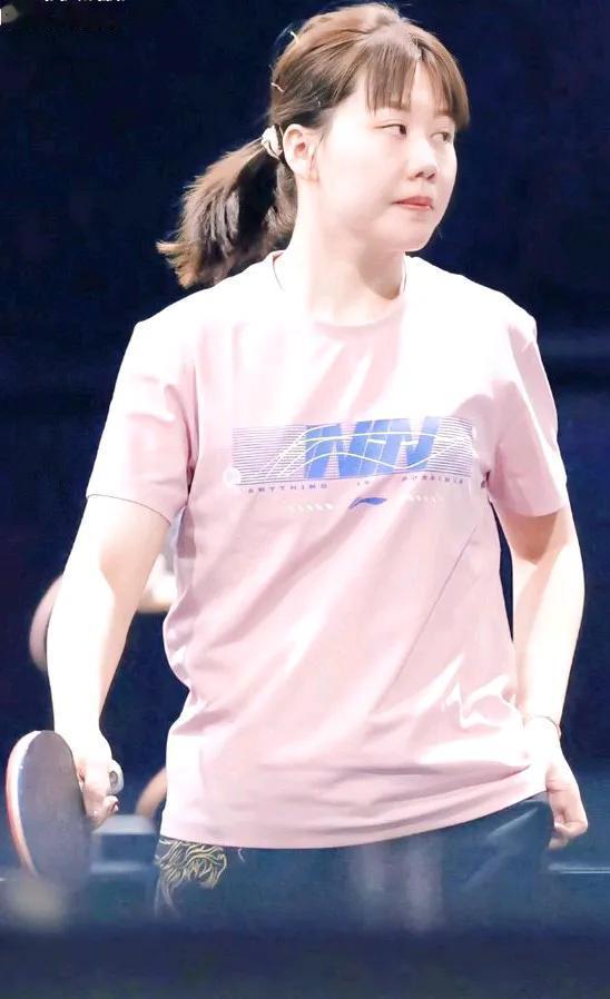 挥拍瞬间，活力满满！温文尔雅，美丽大方
＜美女陈幸同＞