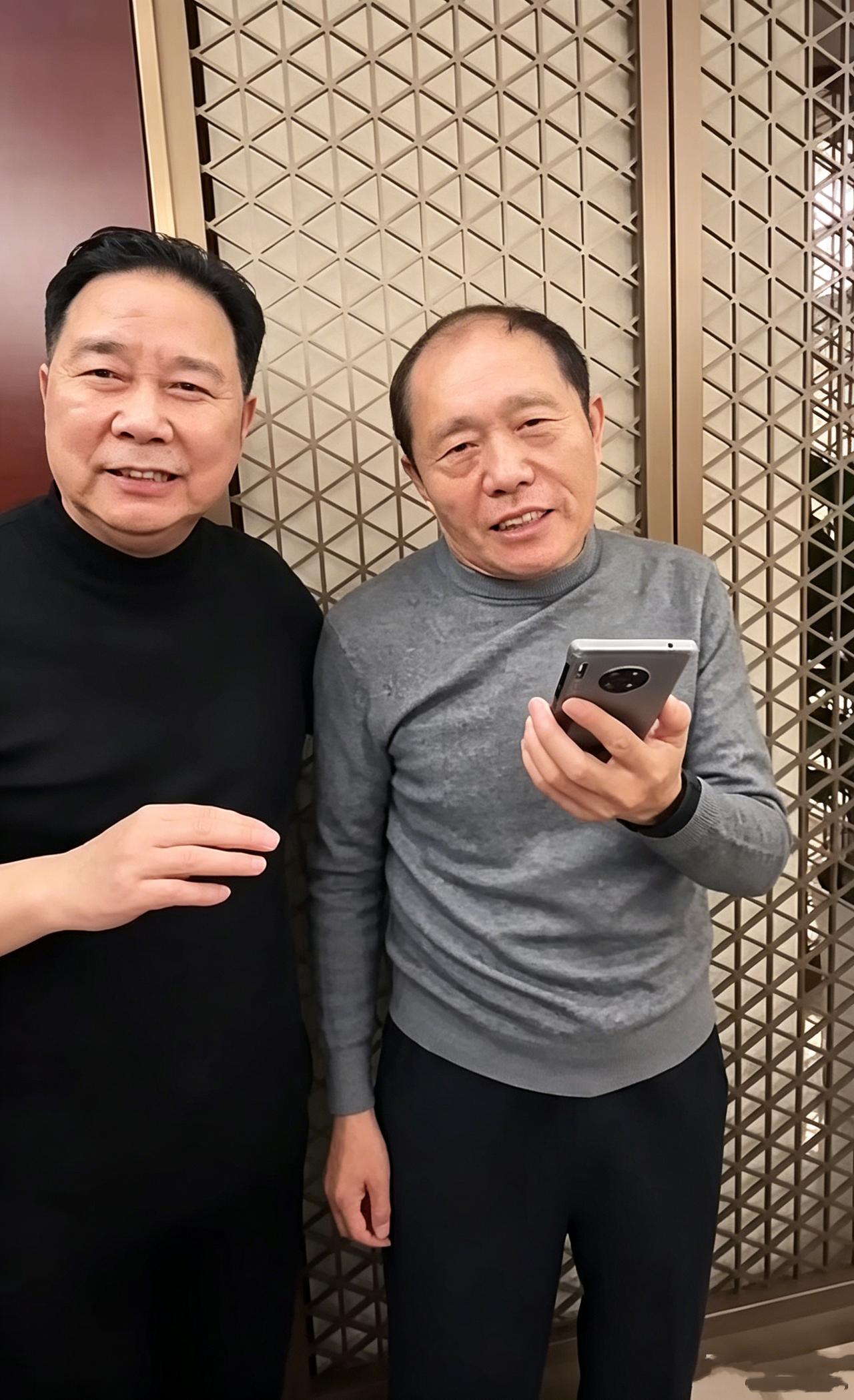 这是被村民誉为“吃亏村支书”的李连成即兴唱豫剧。作为河南人，上了年纪的老人几乎人