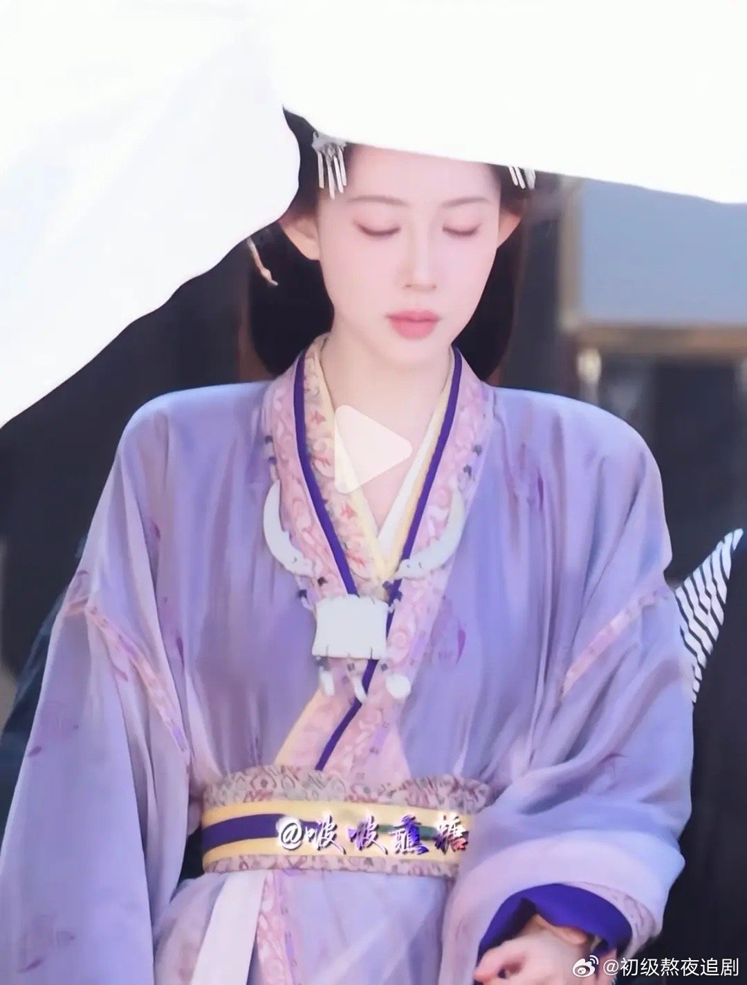 孟子义为什么要这么直角的垫肩 