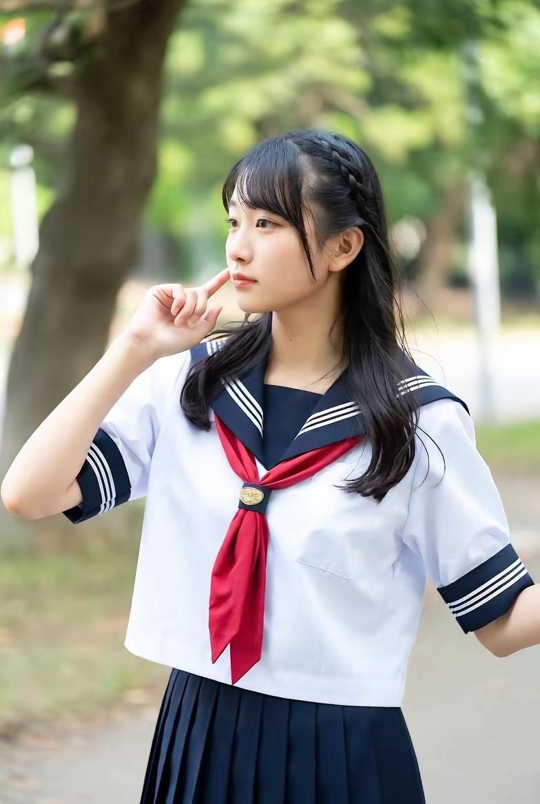 校园少女风，红领巾与白衬衫的完美搭配，青春洋溢！💕📚