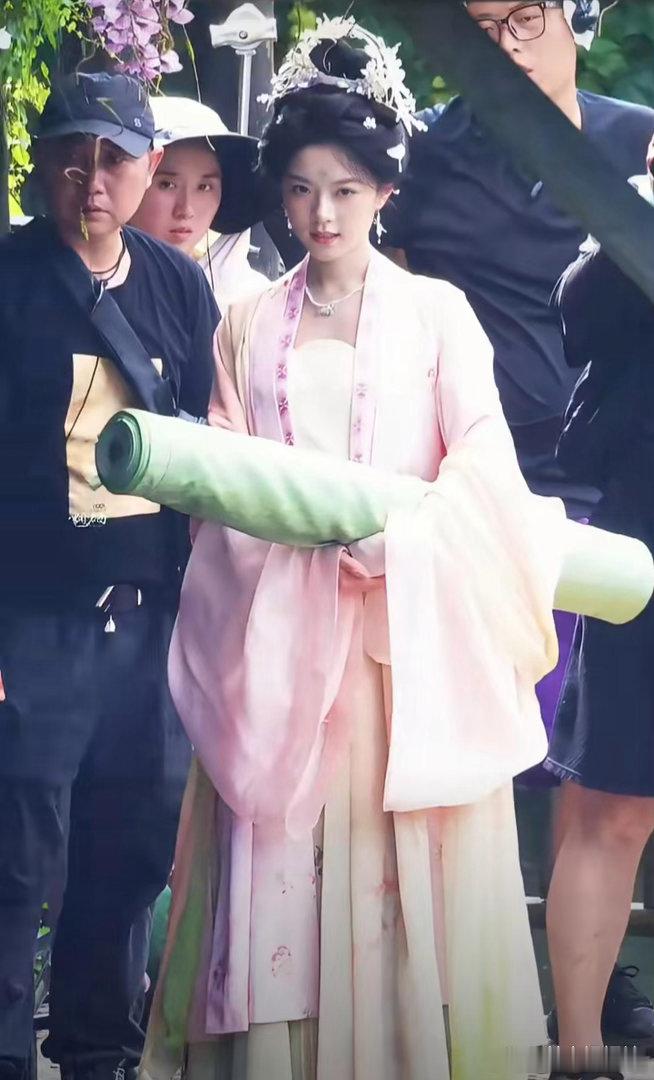 赵今麦《一念江南》楚听雨造型来了：一身粉衫完美勾勒出江南温婉才女的模样。 