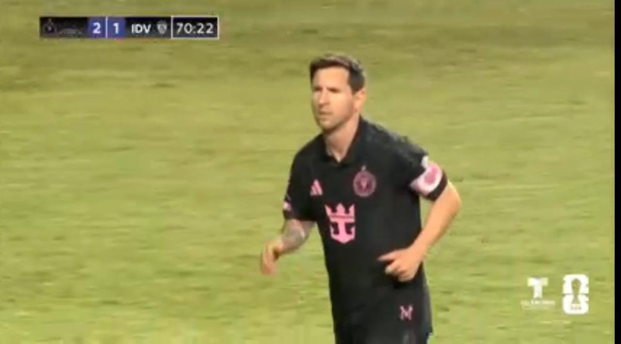 这你敢信？
梅西带领的迈阿密国际和山谷独立的友谊赛中，双方都穿了黑色的球衣，不经