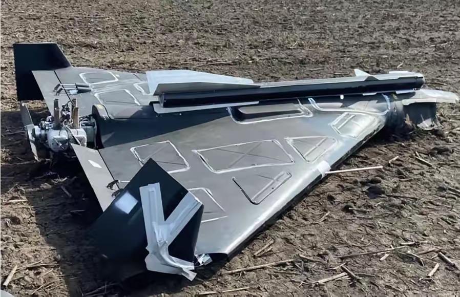 乌克兰国防部长顾问谢尔盖·别斯克列斯诺夫展示了俄罗斯“天竺葵”无人机的照片，可以