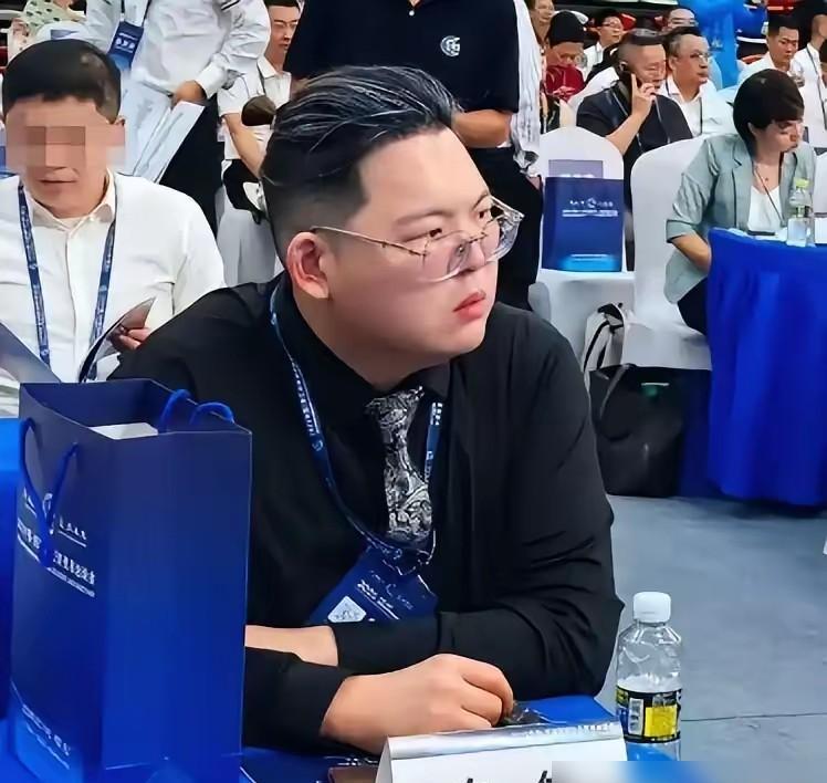 向佐在镜头前鼻孔喷张嘶吼，吴镇宇盯着他当场沉默！
你盯着屏幕都替他尴尬——他拍着