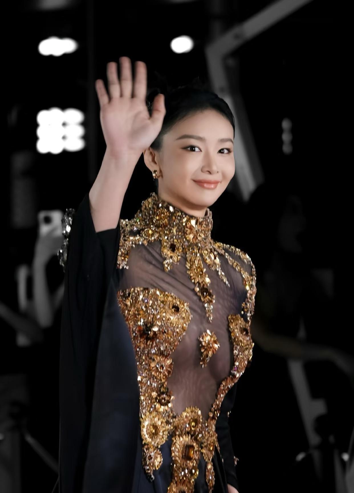 高叶上海阿玛尼透视装引争议？

38 岁的高叶身着阿玛尼透视装亮相上海活动，怎么