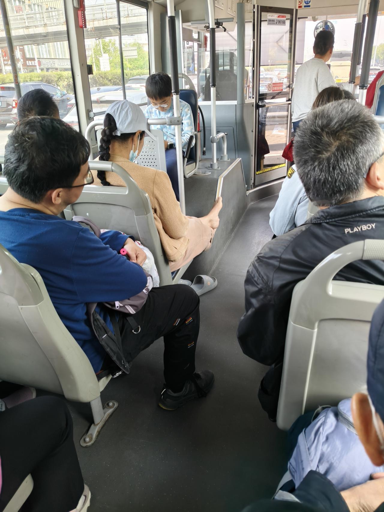 你不尴尬，旭尬的就是别人！
刚才乘公交去北大地办点事情，在公交上看到的一幕，一位