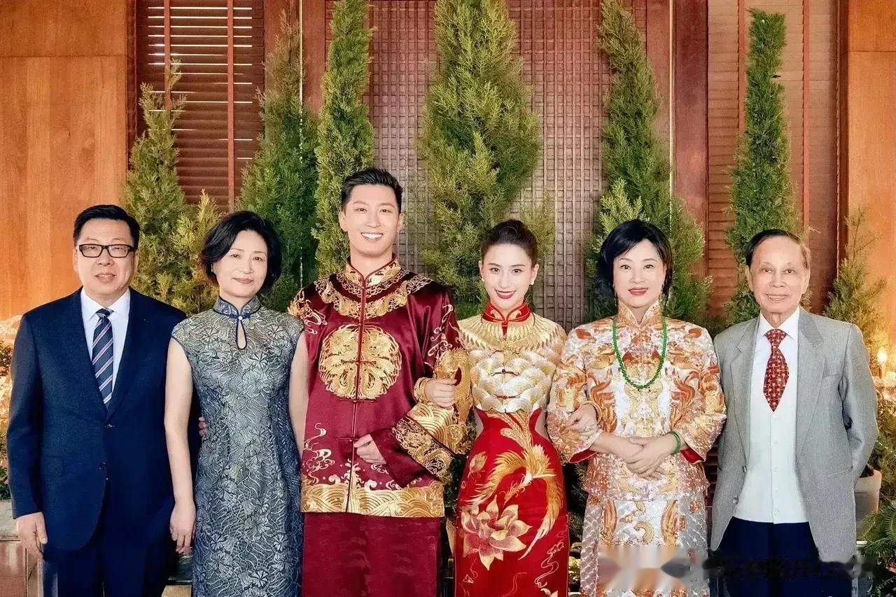 恭喜恭喜了！窦骁和何超莲在巴厘岛甜蜜大婚了！

何超莲的母亲陈婉珍，皮肤白皙，红