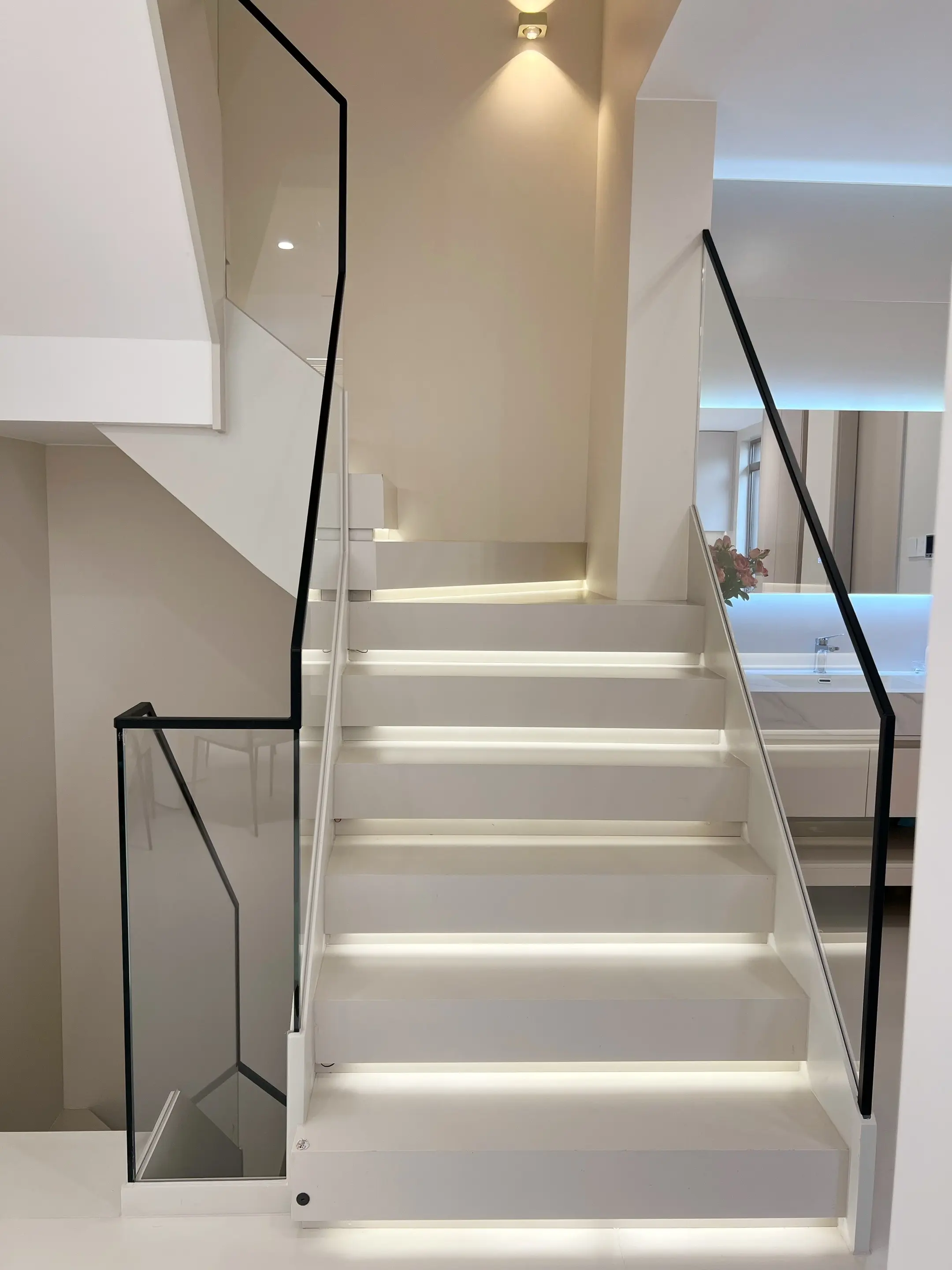 好喜欢我家的瓷砖楼梯。当时在大理石和瓷砖楼梯之间纠结了好久，一看到闺蜜...