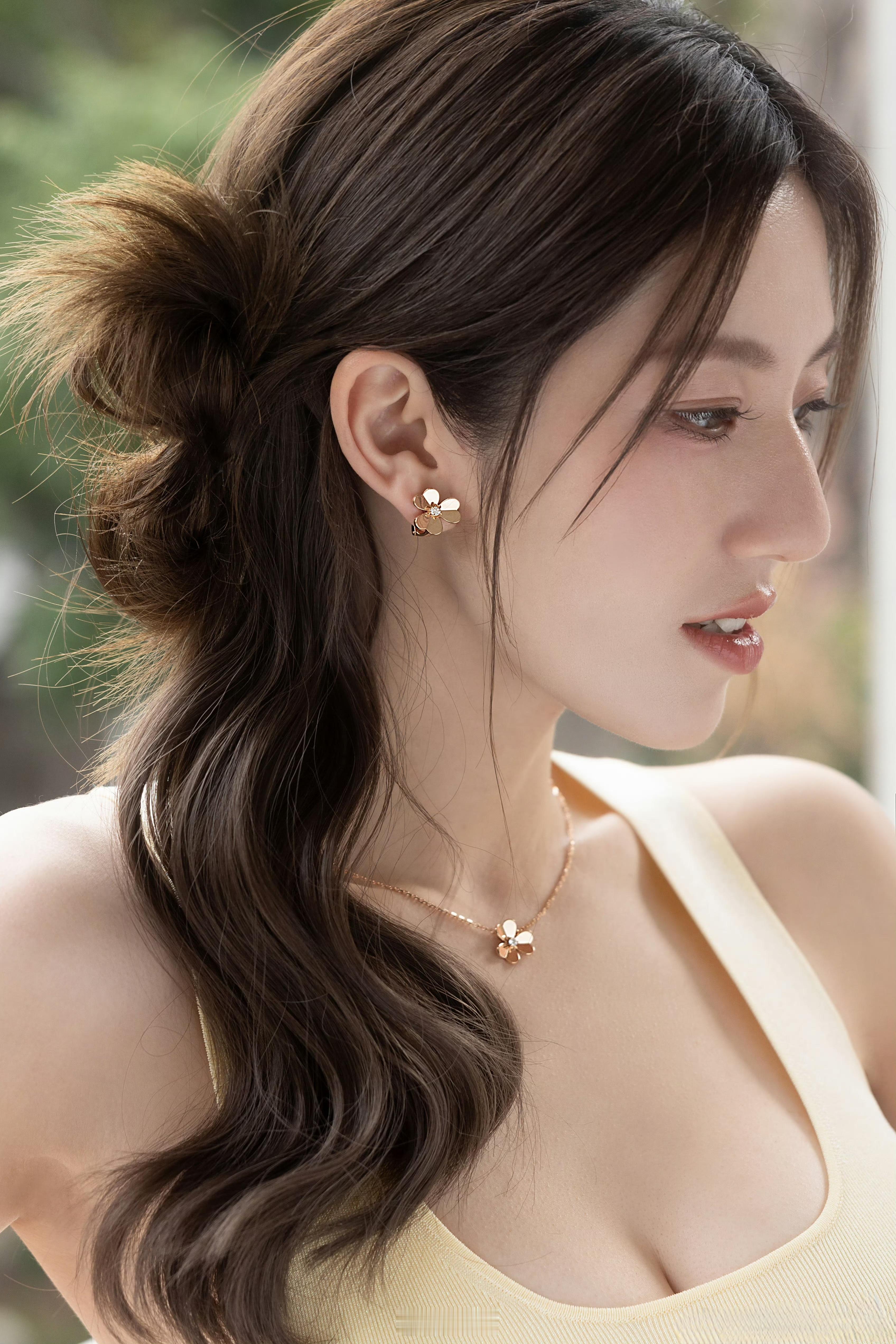 喜欢初春，适合的温度湿度，惬意的风和阳光，还有万物复苏的美好 ​ ​​​