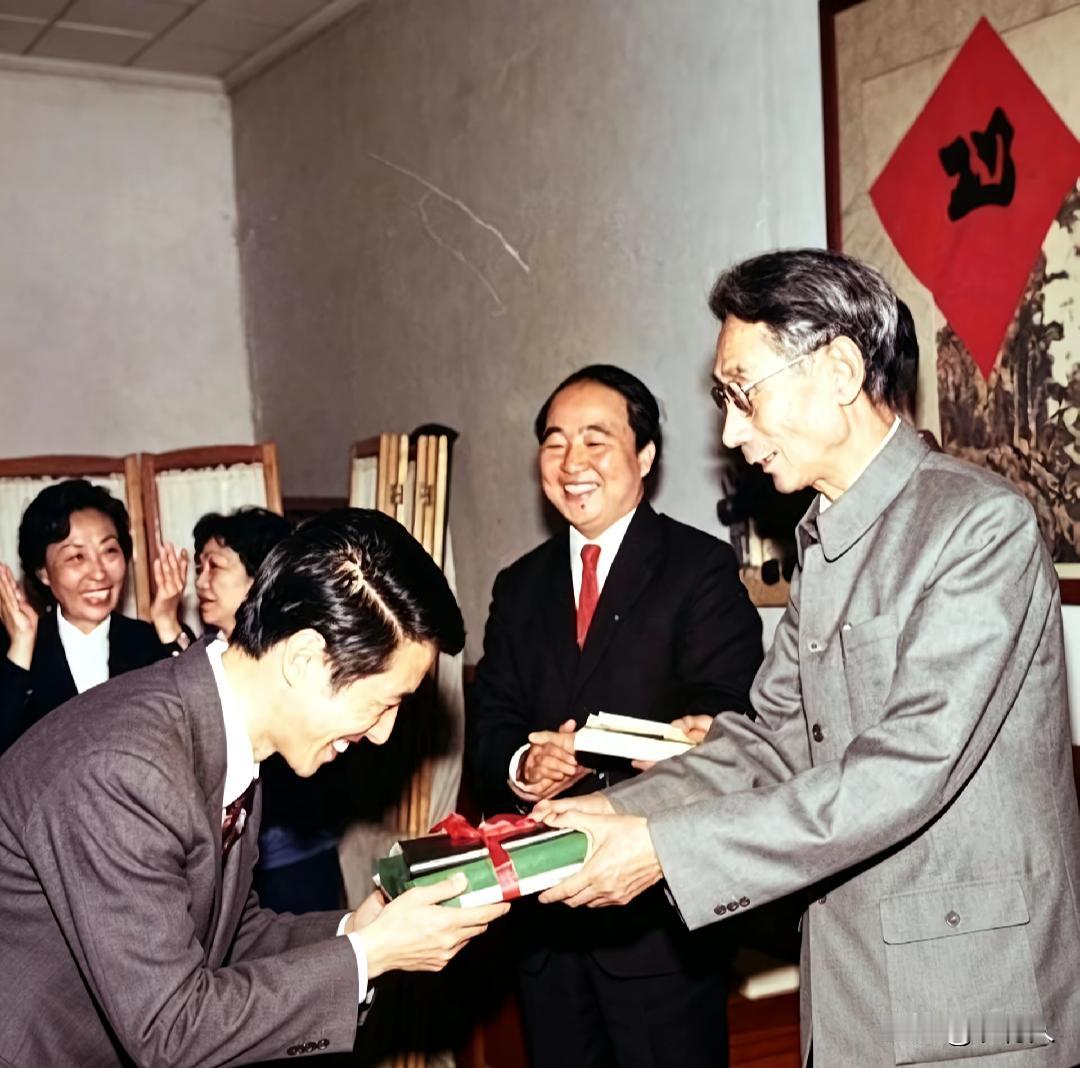 1985年，相声泰斗马三立收常宝丰为徒。仪式摒弃旧时磕头旧礼，改为鞠躬。马三立向