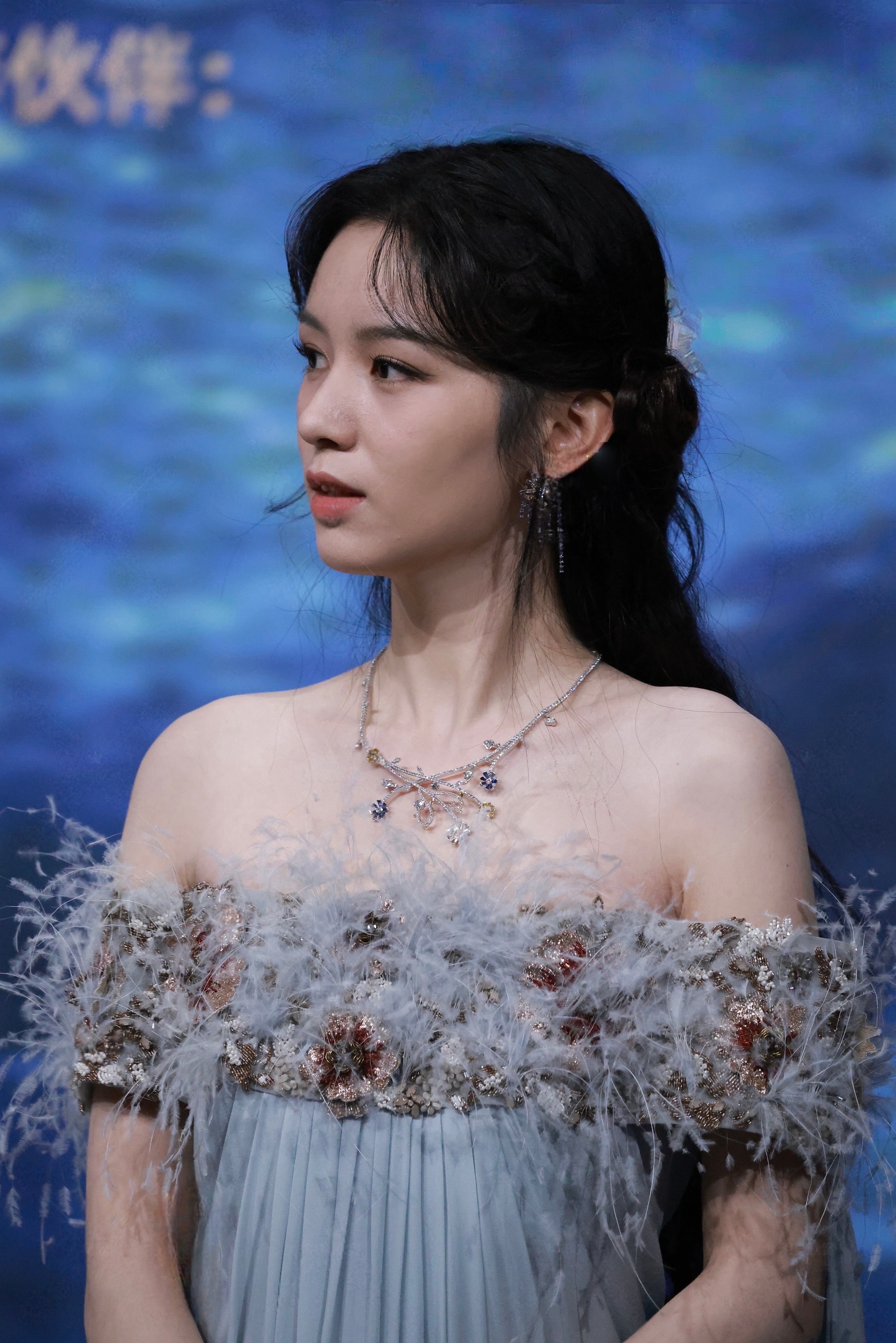 周也淡蓝色露肩裙，油画仙子周也