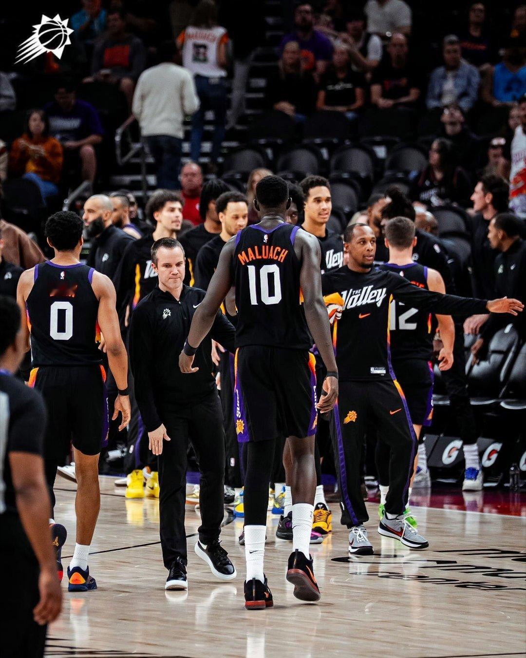 一场虐菜局打的这么焦灼，好在胜利还是收入囊中了。本场比赛太阳各主要轮换球员评级如