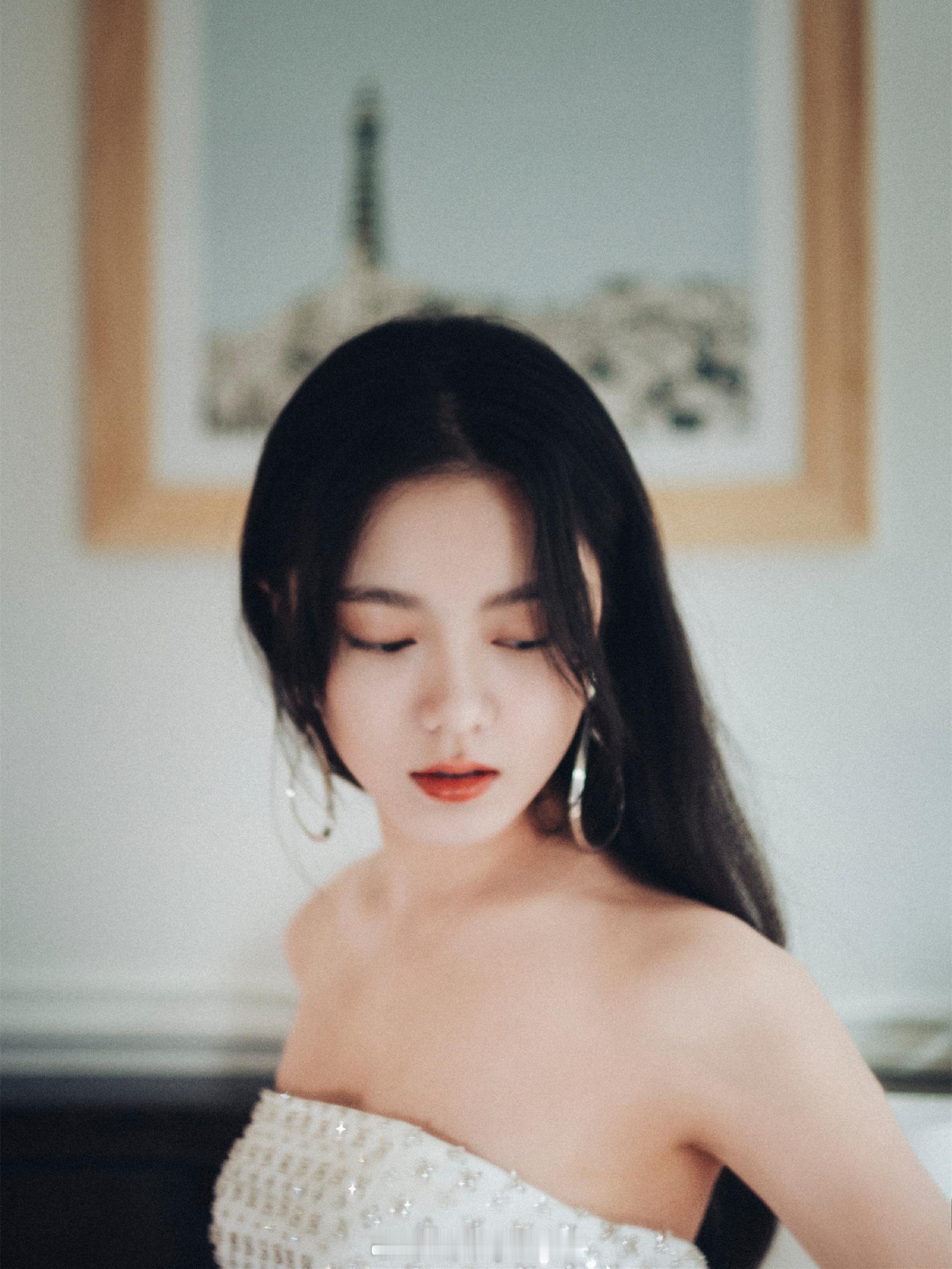 赵今麦白色吊带抹胸长裙造型 ​​​