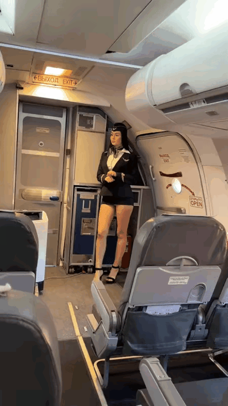 这是俄罗斯航空的空姐？我觉得不像是真的。 ​​​