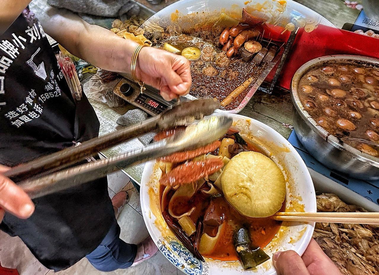 暖心了！一老人走进烧鸡店，怯生生问老板娘能不能买半只，老板娘脱口而出：“卖不了！