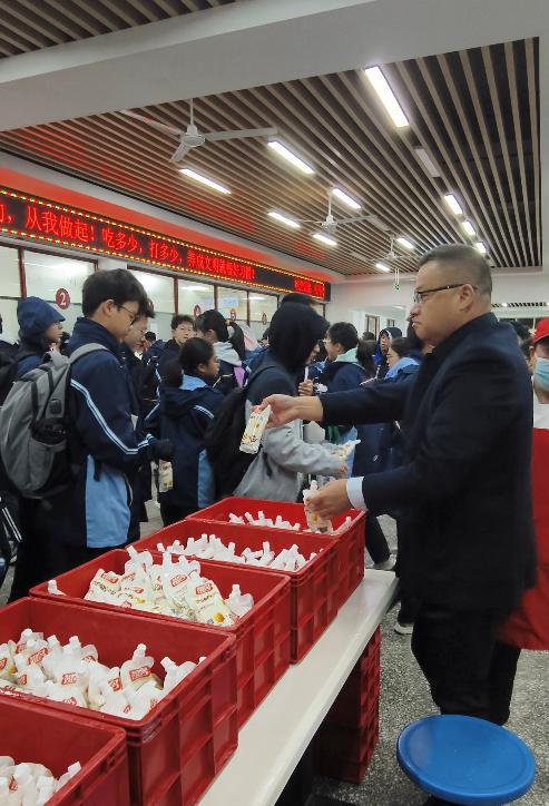 “只要起得早，就能领到免费早餐”，杭州一校领导每天免费准备1000份早餐，鼓励学