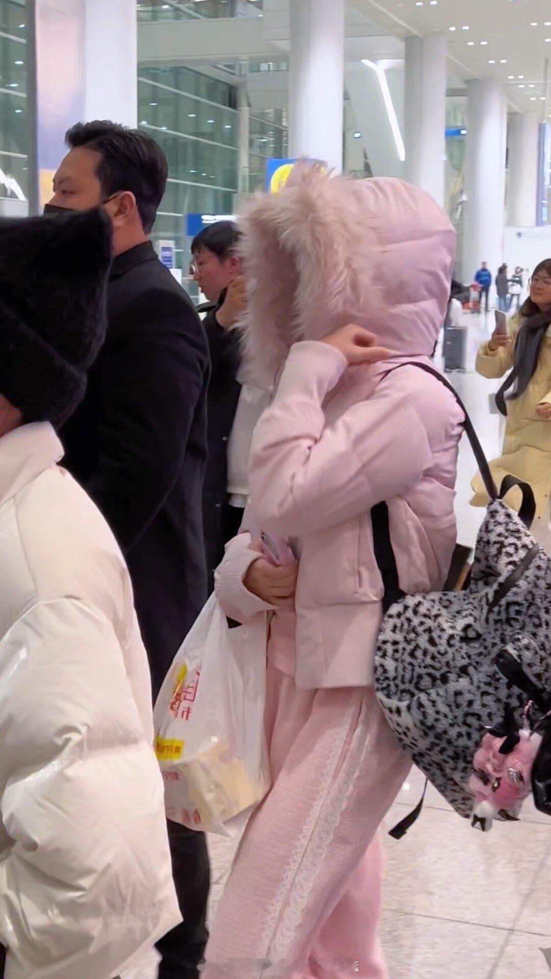 怜酱别给我笑死 提着个塑料袋就回去了 （装着她的人生泡面）图片来源：饭拍 