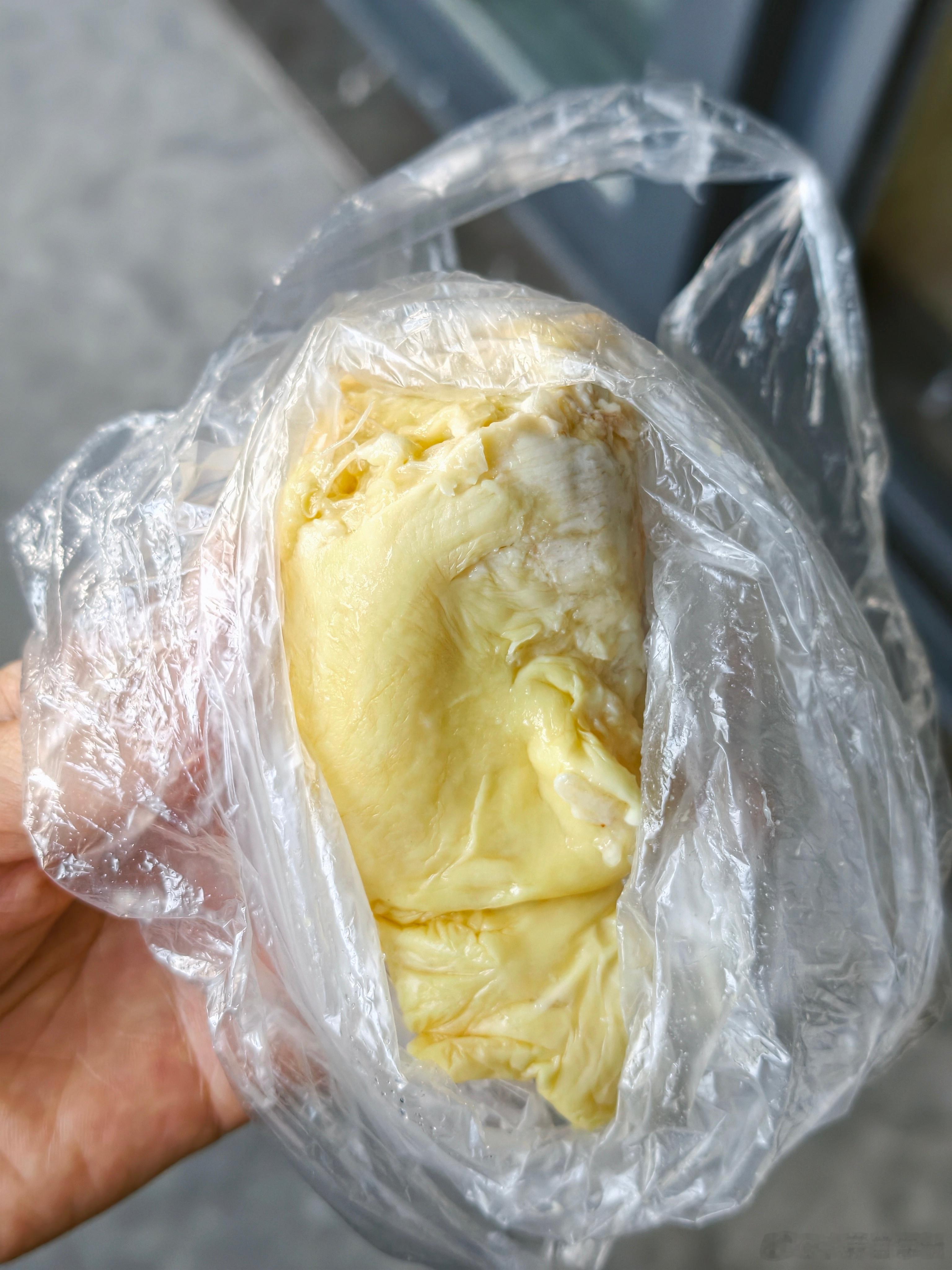 苗总马上到家了，提前吃个榴莲表示对他的欢迎[嘻嘻]，要知道这可是他的“最爱”。 