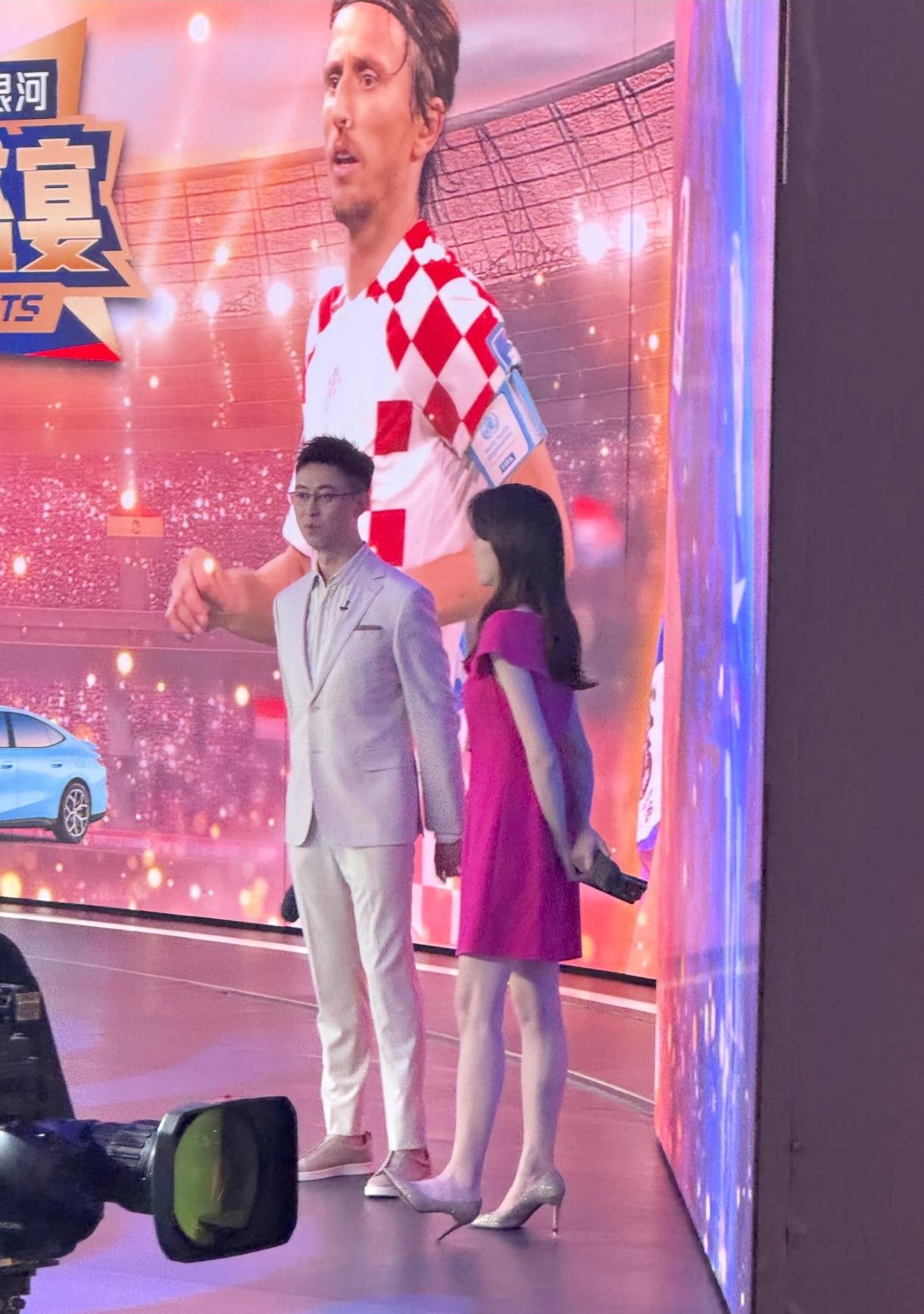 现场看《豪门盛宴》录制是什么感觉？录制现场好宽大，两位主持人瘦瘦高高的，很精神！
