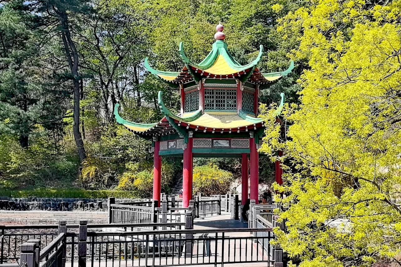 五月，春花烂漫的锦江山公园，高大的山门，也叫正门或南门。古色典雅、巍峨壮丽。
左