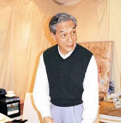 知道这个人是谁吗？
发达时美女相伴，莺歌燕语，甚至做出了为美女抛妻弃子的事，众叛