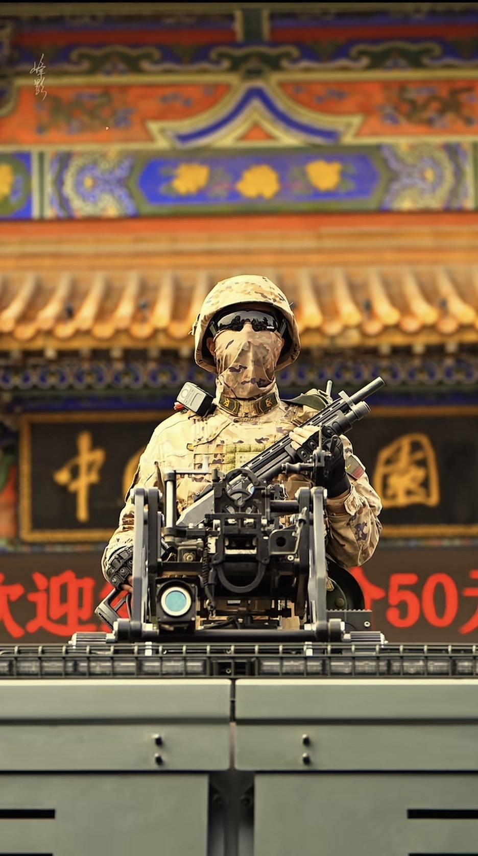 英姿飒爽的军人与古老建筑的碰撞，守护与历史的交融。