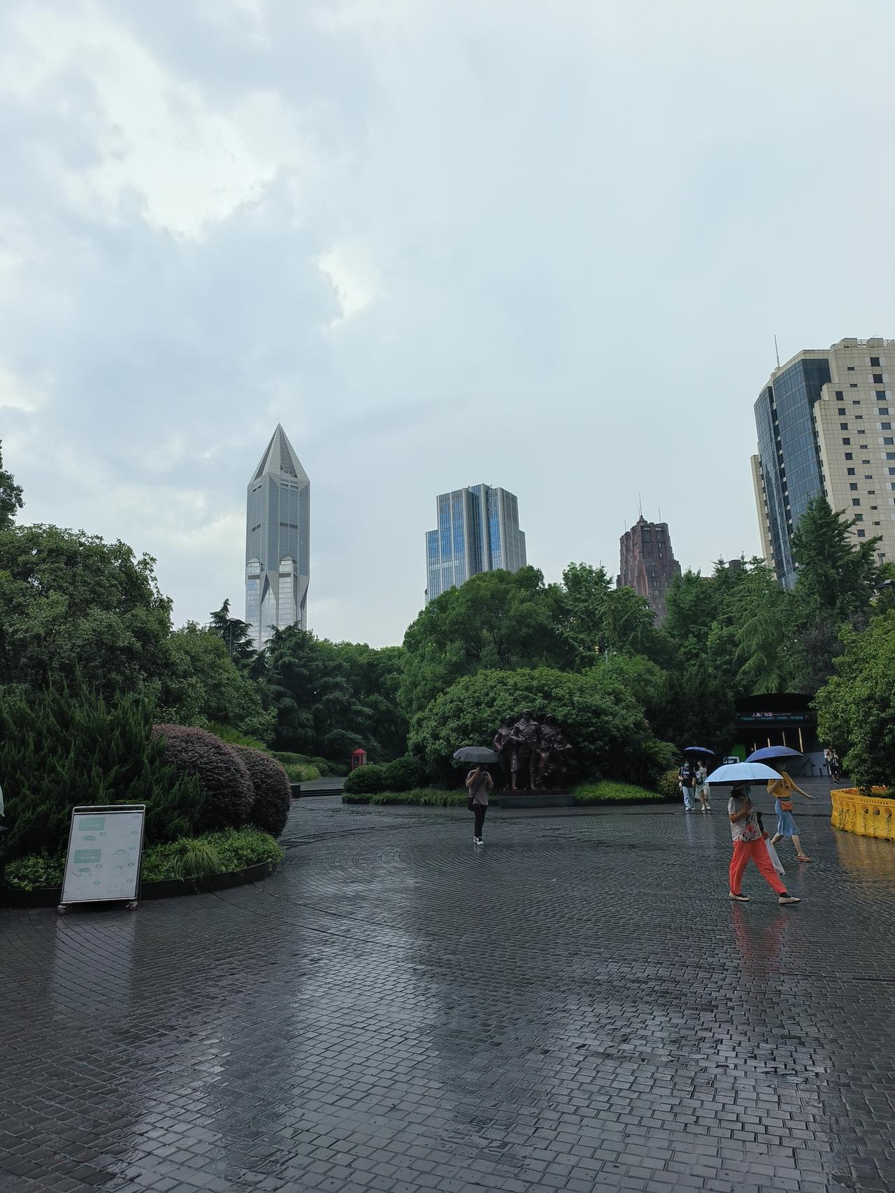 今天的天空阴沉沉的，再加上细雨绵绵🌧️🌧️🌧️🌧️
一般这个时候我都没心