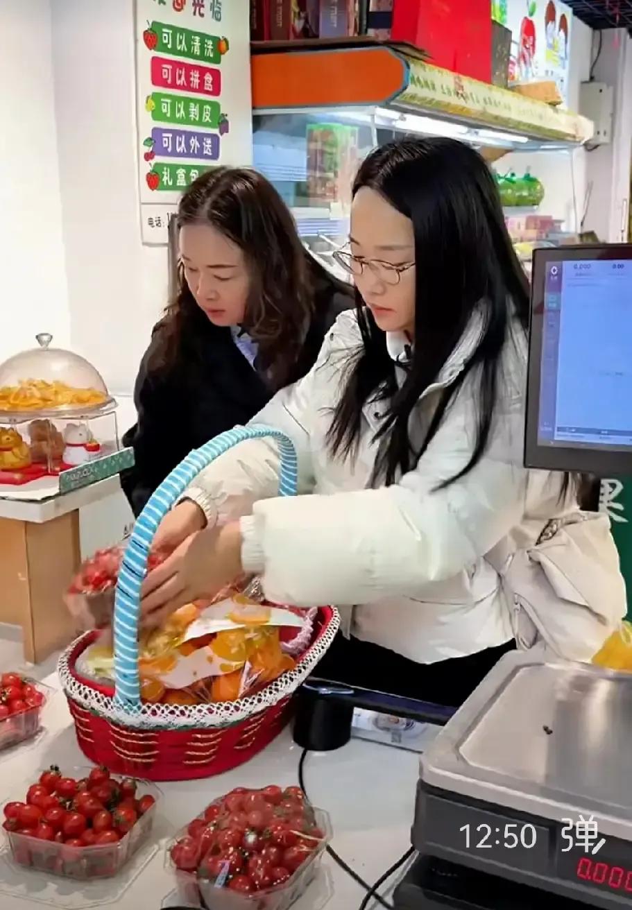 小凤一家拎着果篮牛奶去探望胖阿姨，老爹和周阿姨把干果钱也悄悄结了。
镜头里胖阿姨