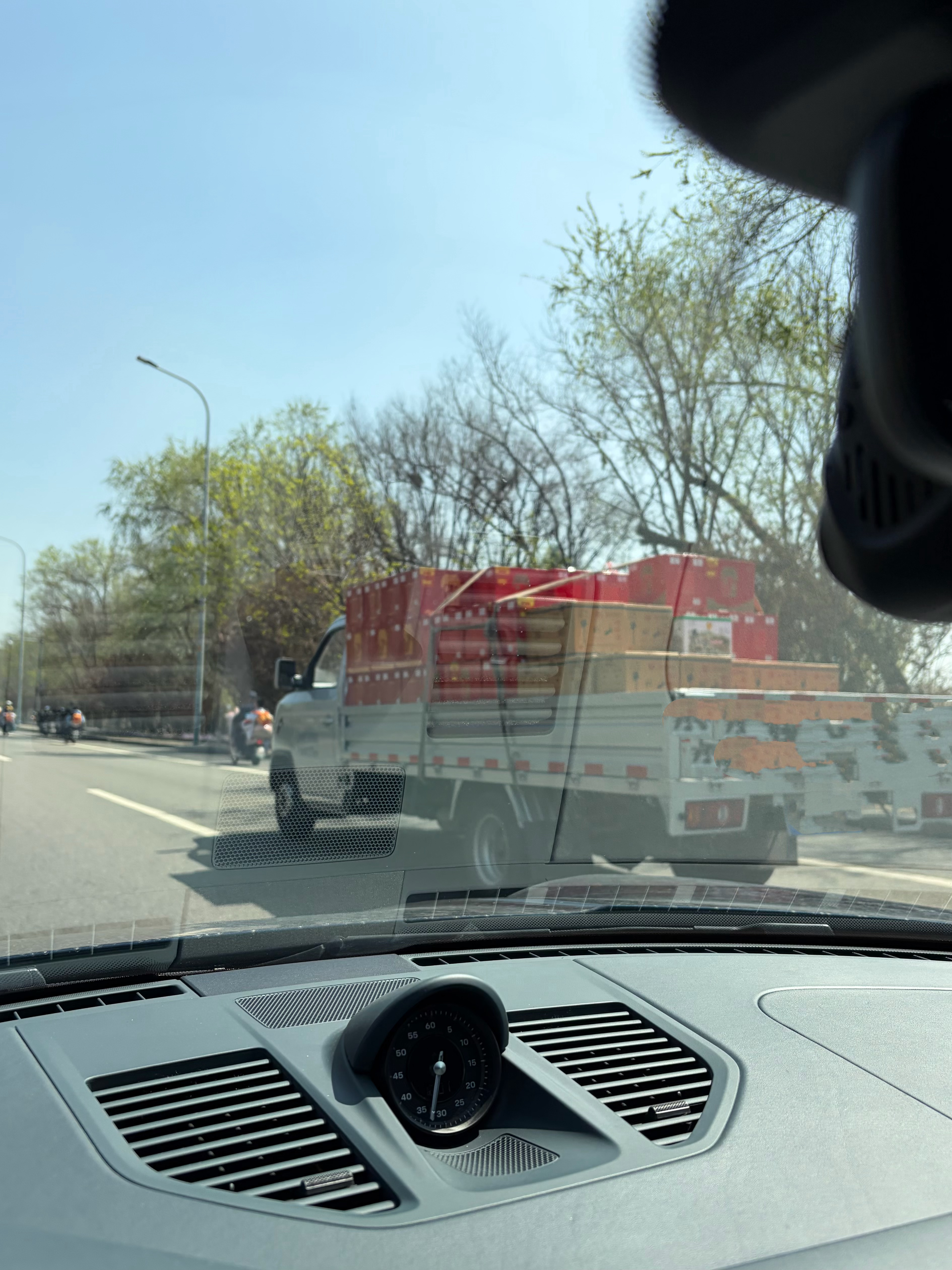 路上看见我们家小货车了 最开始老亢开一天装卸四趟 后来跟员工一起开现在他跟员工都