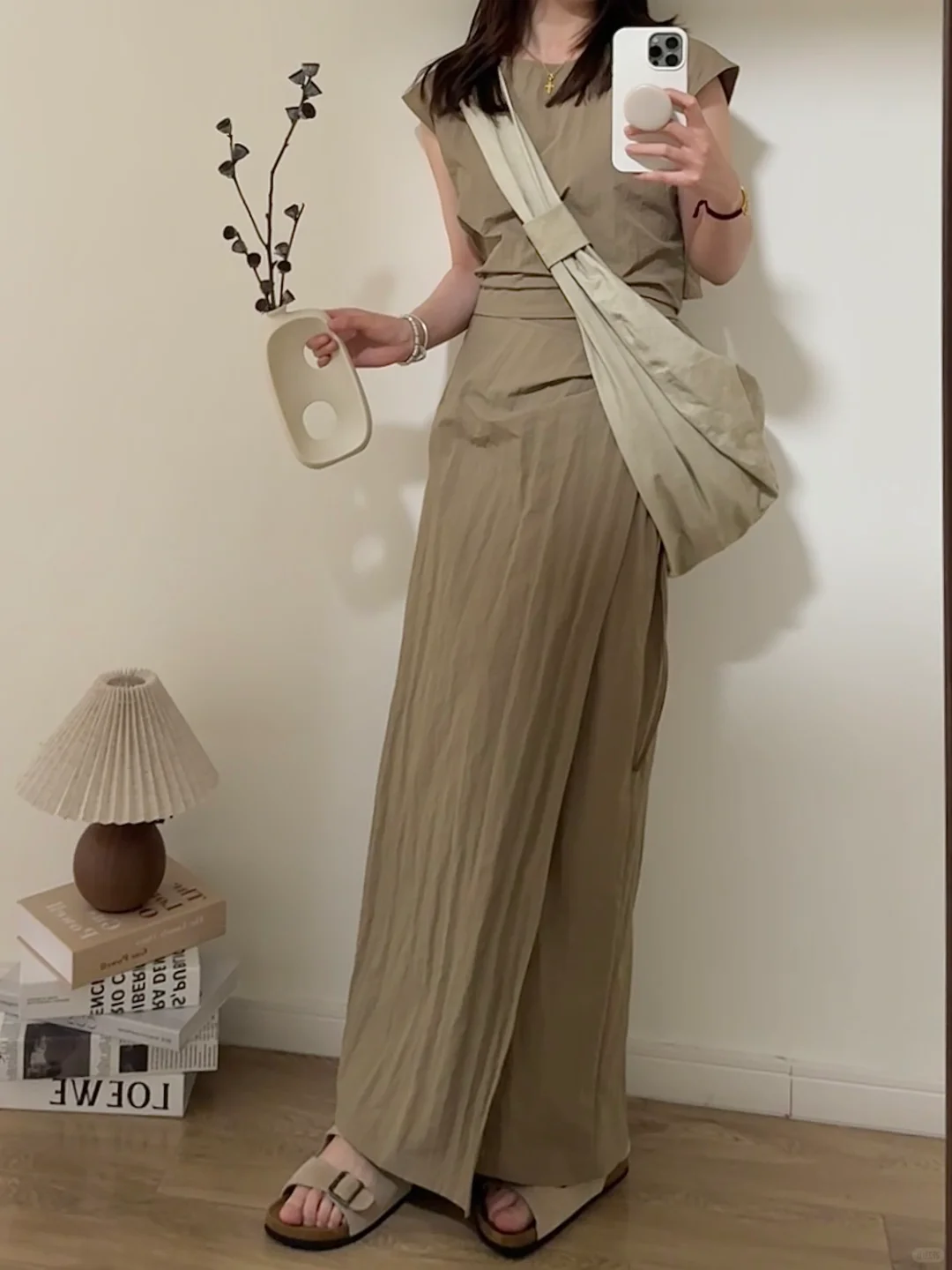 慵懒随性｜卡其无袖上衣+卡其半裙+斜挎帆包