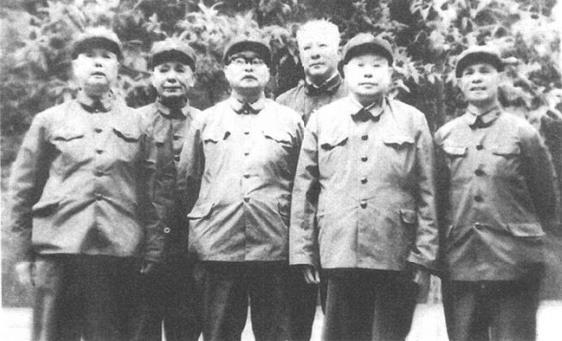 1978年，王直在龙岩与上杭籍老战友合影。左起王胜、刘凯夫、陈茂辉、王培臣、王直