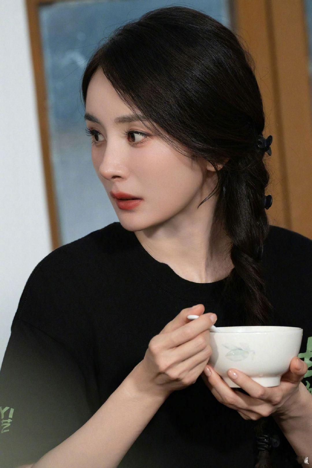 杨幂查寝 卓沅收收自己的双开门 谁还没看卓沅这段？杨幂一进宿舍气场拉满像查寝，他