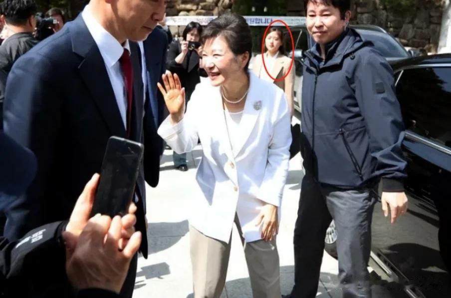 韩国政坛进入多事之秋，尹锡悦心腹接连辞职，朴槿惠露面美女保镖寸步不离

来源:海